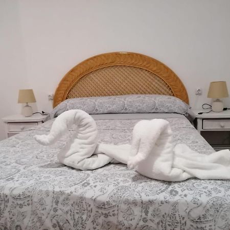 Habitacion Matrimonial En Un Bajo Bano Compartido Areas Compartidas Abades  エクステリア 写真